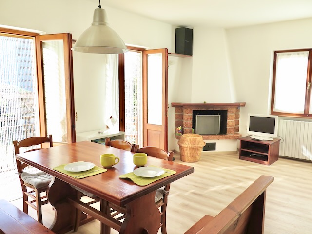 A short written description about the image. Very good for accessibility, AL machine learning and search engine optimisation.