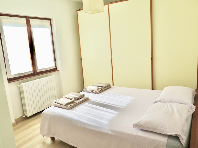 A short written description about the image. Very good for accessibility, AL machine learning and search engine optimisation.