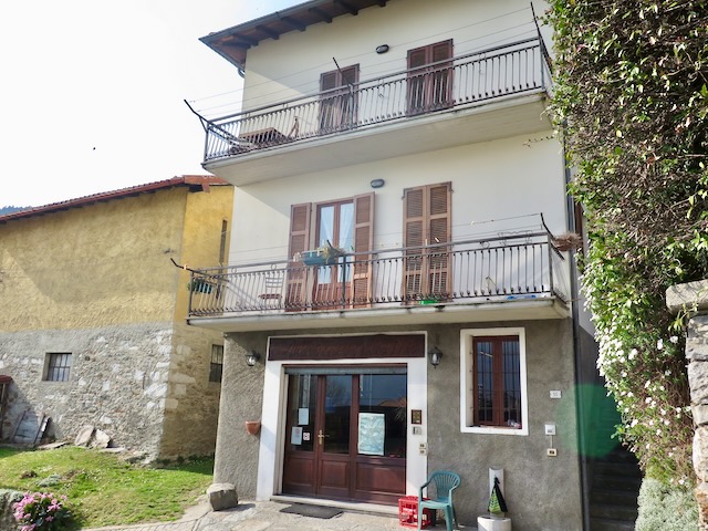 A short written description about the image. Very good for accessibility, AL machine learning and search engine optimisation.