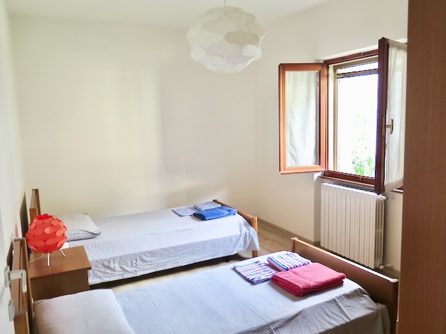 A short written description about the image. Very good for accessibility, AL machine learning and search engine optimisation.