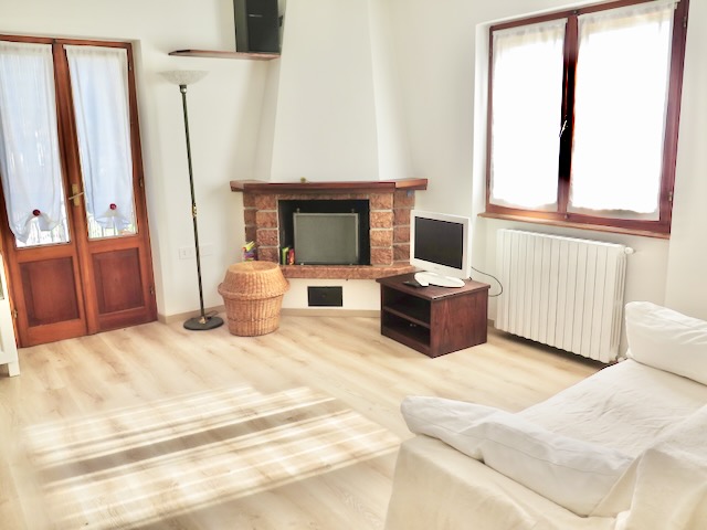 A short written description about the image. Very good for accessibility, AL machine learning and search engine optimisation.