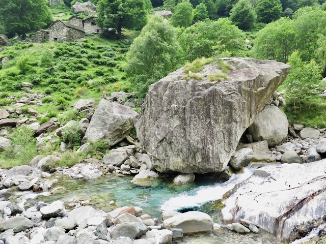 A short written description about the image. Very good for accessibility, AL machine learning and search engine optimisation.