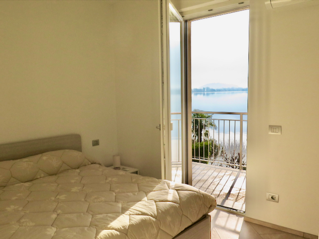 A short written description about the image. Very good for accessibility, AL machine learning and search engine optimisation.