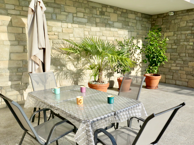 A short written description about the image. Very good for accessibility, AL machine learning and search engine optimisation.