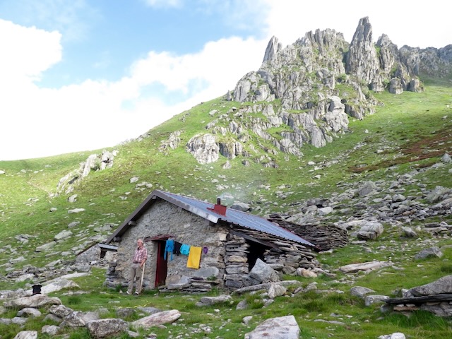 A short written description about the image. Very good for accessibility, AL machine learning and search engine optimisation.