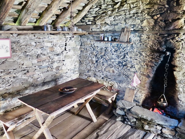 A short written description about the image. Very good for accessibility, AL machine learning and search engine optimisation.