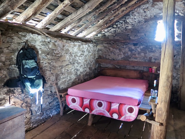 A short written description about the image. Very good for accessibility, AL machine learning and search engine optimisation.