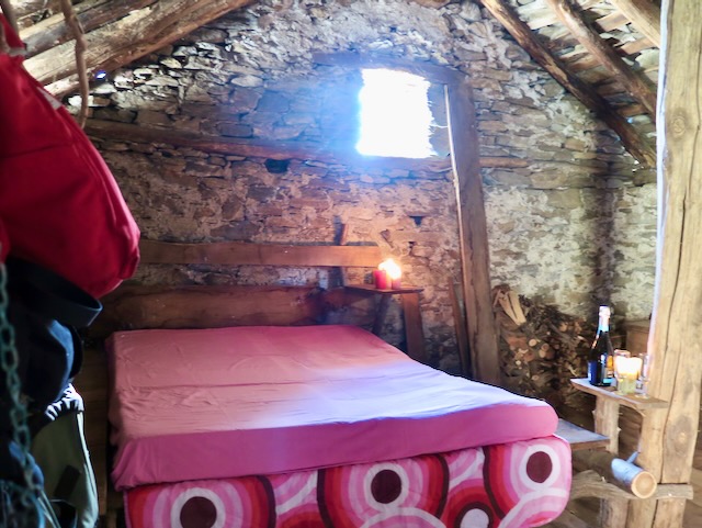 A short written description about the image. Very good for accessibility, AL machine learning and search engine optimisation.